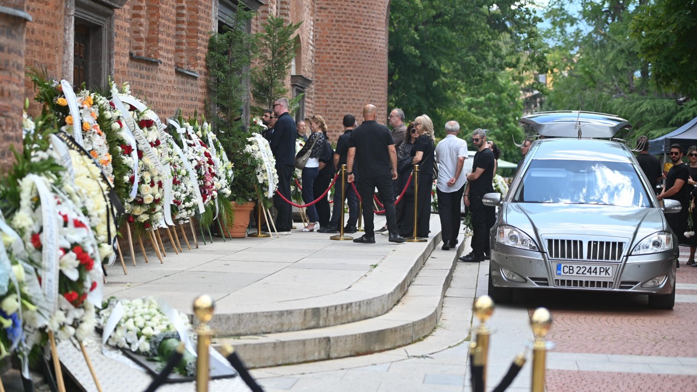 Десетки общественици политици спортисти и близки се събраха в София