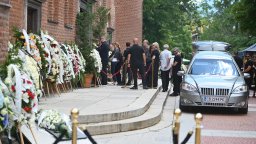 Десетки изпратиха сина на Весела Лечева, сред тях Илияна Йотова и Енчо Керязов (снимки)