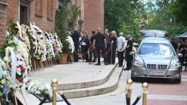Десетки изпратиха сина на Весела Лечева, сред тях Илияна Йотова и Енчо Керязов (снимки)