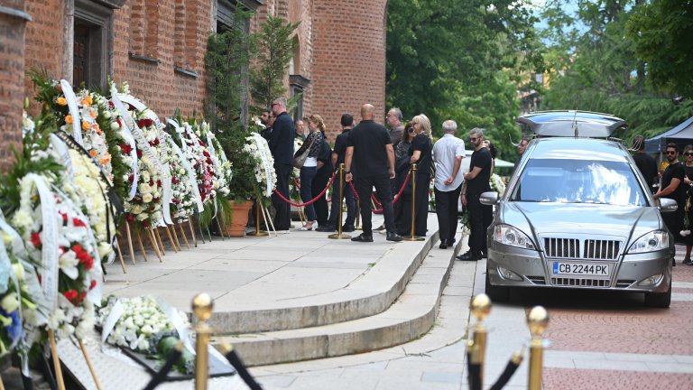 Десетки изпратиха сина на Весела Лечева, сред тях Илияна Йотова и Енчо Керязов (снимки)