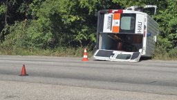 Възрастен водач отне предимството на линейка с пациент, удари я и я обърна (снимки)