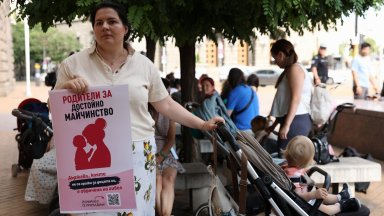 "Майчинството не е милостиня": Протести в цялата страна за по-високи обезщетения (снимки)