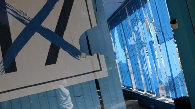 Потрошиха централния офис на ДПС в Благоевград (снимки)