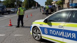 Шофьор помете възрастна жена на пешеходна пътека в Хасково (снимки)