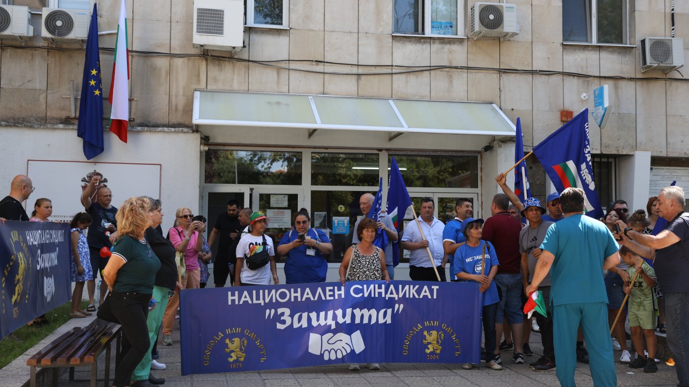 Медицински и немедицински персонал от Университетска многопрофилна болница за активно