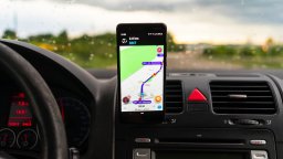Waze получава AI навигация, режим за мотоциклетисти и по-малко гласови указания