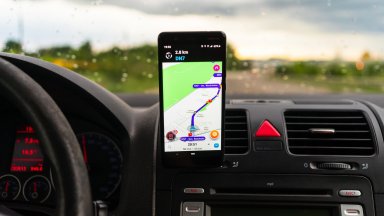 Waze получава AI навигация, режим за мотоциклетисти и по-малко гласови указания