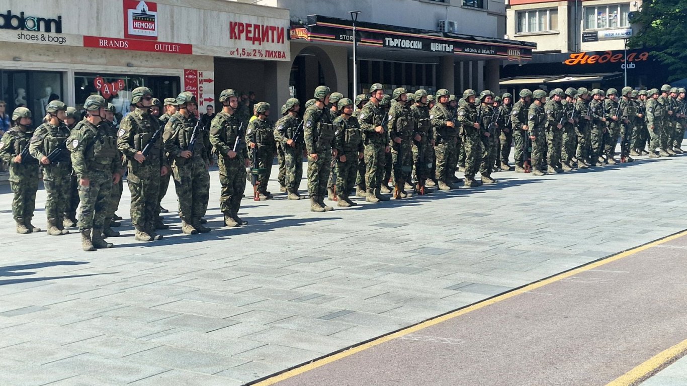 Български контингент замина за мисията на НАТО в Косово