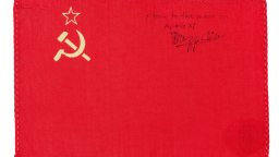Продадоха знамето на СССР, занесено от Бъз Олдрин на Луната