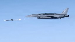 САЩ за първи път изстреляха ракета от боен дрон, който сам откри целта