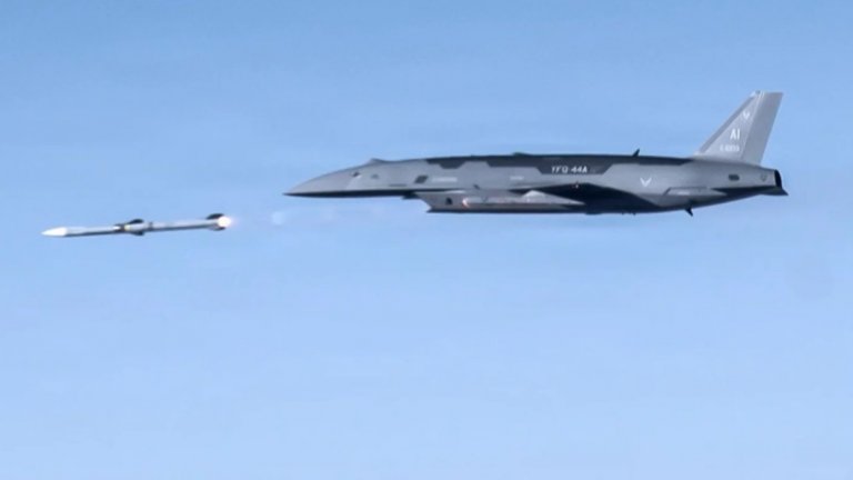 САЩ за първи път изстреляха ракета от боен дрон, който сам откри целта