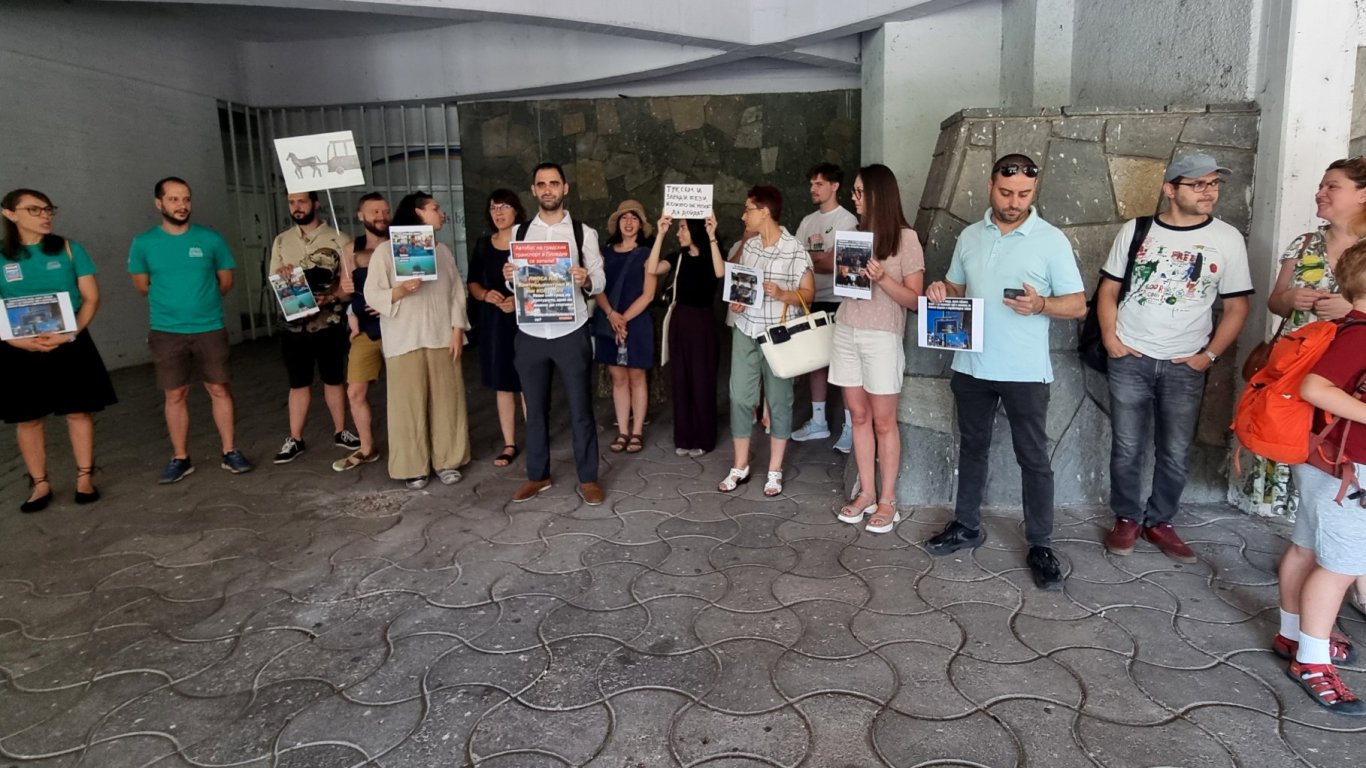 Граждани на Пловдив протестираха и внесоха подписка за подобряване на градския транспорт