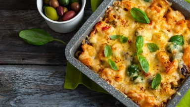 Запеканка с паста, пилешко, броколи и кашкавал