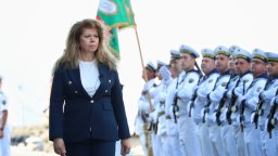 От борда на фрегата "Дръзки" Йотова наблюдава военни демонстрации по море (снимки)