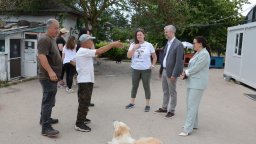 Нови зони за разходка и за охлаждане направиха в Общинския приют за кучета