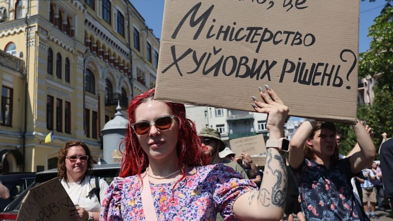Протести в Киев след уволнението на министъра на отбраната