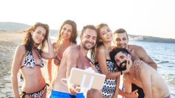 Край на "Hot Girl Summer"? Защо Gen Z вече не иска перфектното лято