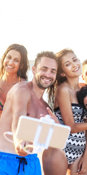Край на "Hot Girl Summer"? Защо Gen Z вече не иска перфектното лято