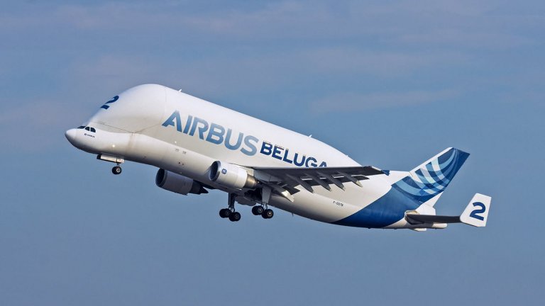 За първи път легендарният самолет Airbus Beluga ST кацна на българско летище (снимки)