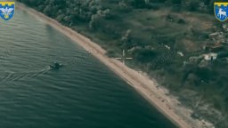 Украйна извърши първия по рода си десант с въоръжен робот, доставен от безпилотен катер