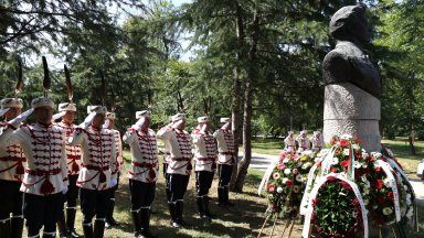 Българите честват рождението на Левски, историците още спорят за датата (снимки)