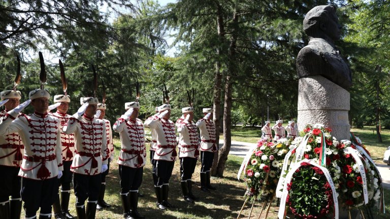 Българите честват рождението на Левски, историците още спорят за датата (снимки)