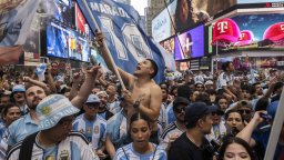 Ню Йорк е футбол: Хиляди фенове превзеха улиците преди финала (снимки)