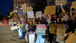 Протестите в Украйна искат главата на главнокомандващия. Заплаха ли е това за Зеленски?