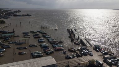 Ферибот със 116 души на борда потъна край бреговете на Гвиана