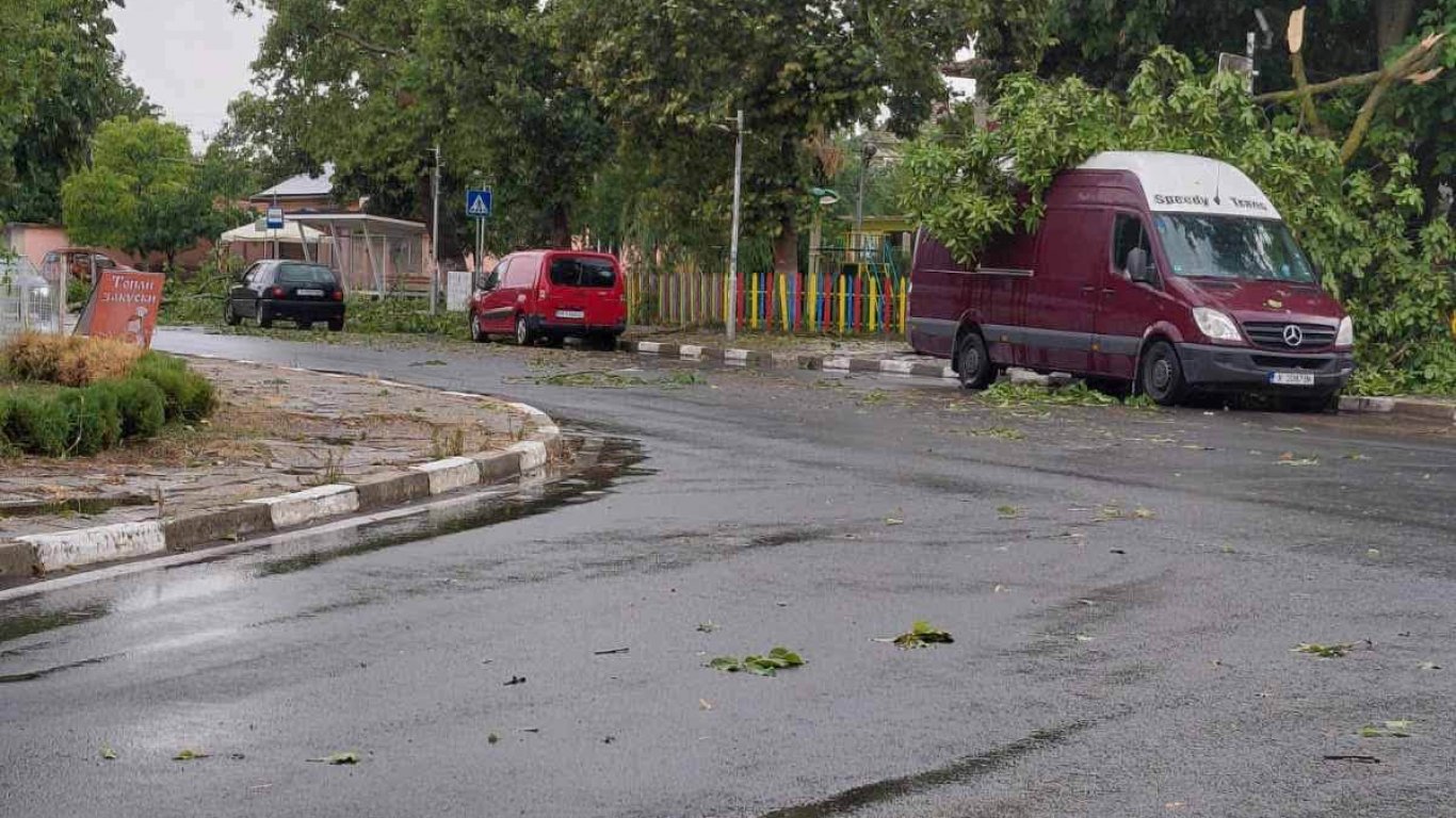 Силна буря с градушка предизвика значителни щети в Ямболско
