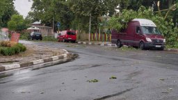 Едра градушка, паднали дървета, наводнени улици и спрян ток в Ямболско (видео)
