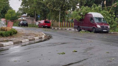 Едра градушка, паднали дървета, наводнени улици и спрян ток в Ямболско (видео)