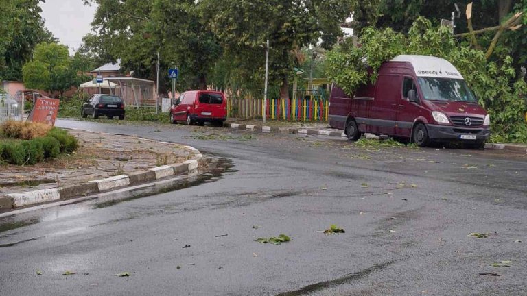 Едра градушка, паднали дървета, наводнени улици и спрян ток в Ямболско (видео)