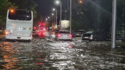 Стотици сигнали до пожарната след снощните бури в страната, потоп заля и Пловдив (снимки/видео)