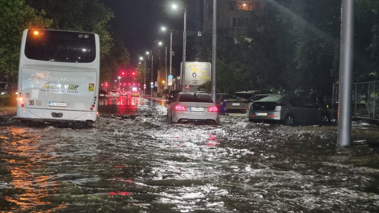 Стотици сигнали до пожарната след снощните бури в страната, потоп заля и Пловдив (видео)