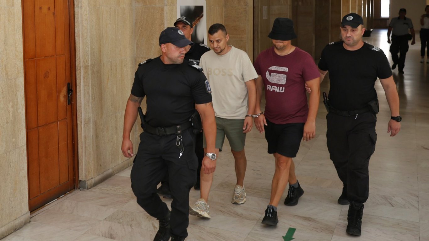 Съдът наложи домашен арест на двама инспектори от НАП по обвинение в подкуп