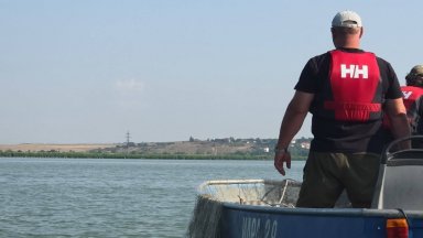 Извадиха над километър незаконни мрежи от язовир "Мандра" край Бургас
