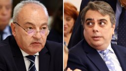Асен Василев отиде да обсъжда бюджета с Гълъб Донев с вратовръзка на пера (снимки)