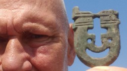 Бронзова тока от колан на византийски аристократ е сред находките от новия археологически сезон на Перперикон