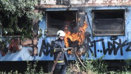 Железопътен вагон пламна край Сточна гара във Варна (снимки)