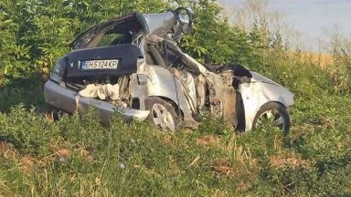 26-годишен шофьор загина при челен удар с автобус край Плевен (снимки)