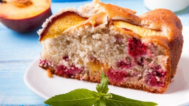 Летен сладкиш с малини и праскови