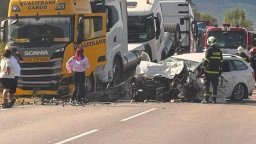 Кола навлезе в насрещното и се удари в автовоз с три камиона, Е-79 е затворен край Симитли