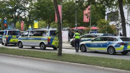 Екшън в Германия: Въоръжен с нож уби мъж и държи още хора в банка, спецчасти блокираха района