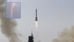 Китайска ракета оцеля след удар от мълния и успешно изведе спътник в орбита (видео)