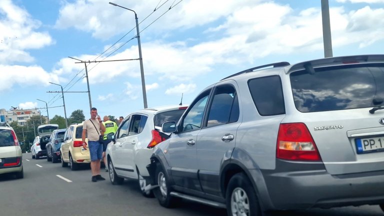 Жена е тежко ранена при верижна катастрофа с 4 коли в надлез в Бургас