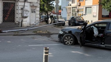 Шофьор с положителна проба за наркотици се заби в стълб в центъра на Варна (снимки)