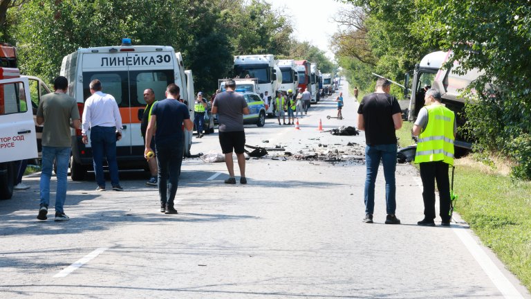 Най-малко трима украинци загинаха при удар с тир на пътя Русе - Бяла (снимки/видео)