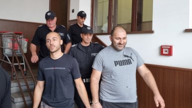 Оставиха в ареста баща и син, спипани с много дрога и оранжерия за марихуана в Пловдивско