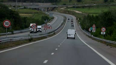 8 ранени при верижен сблъсък на 4 коли на АМ "Струма"